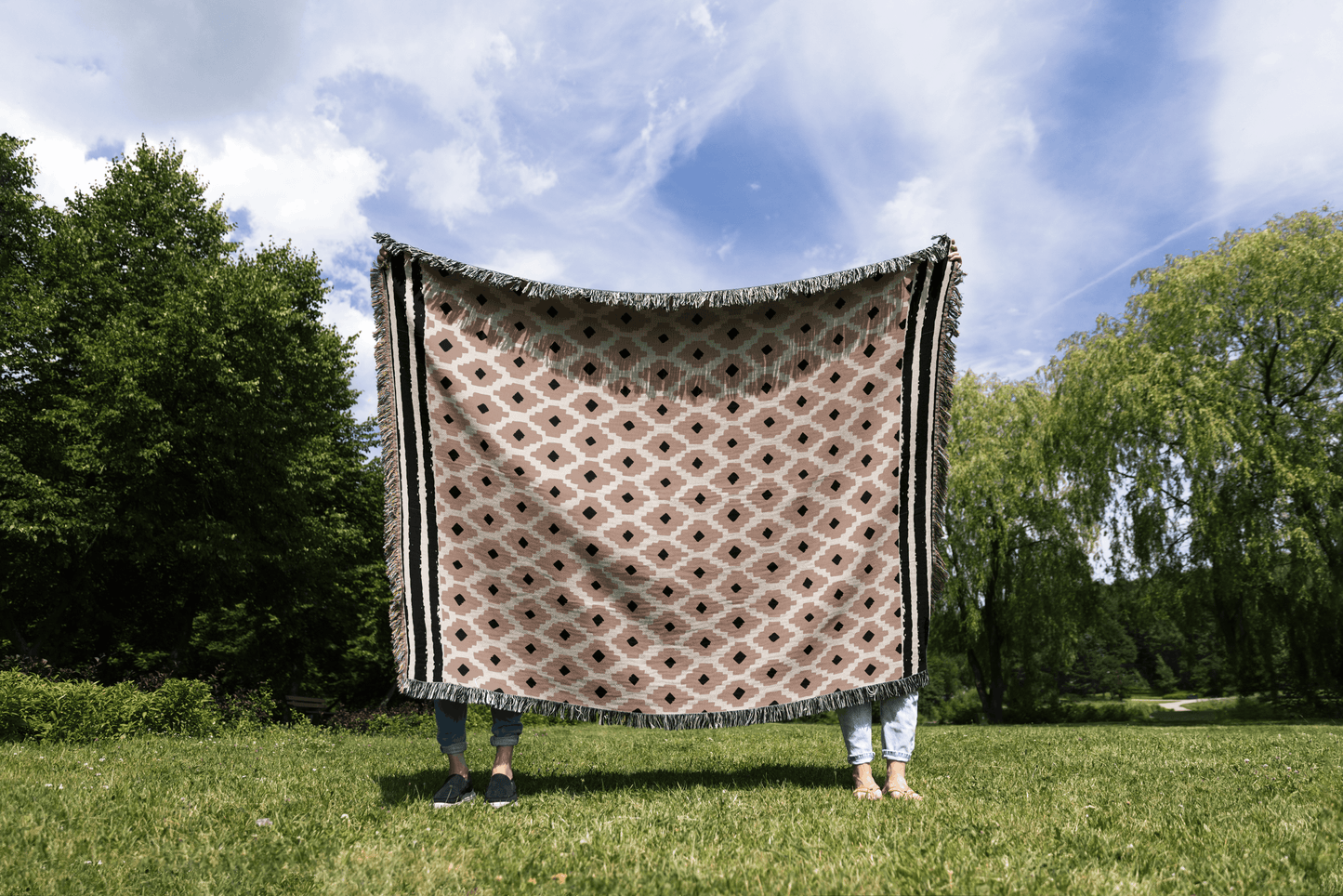 Diamond Trellis Woven Cotton Blanket in Beige and Black