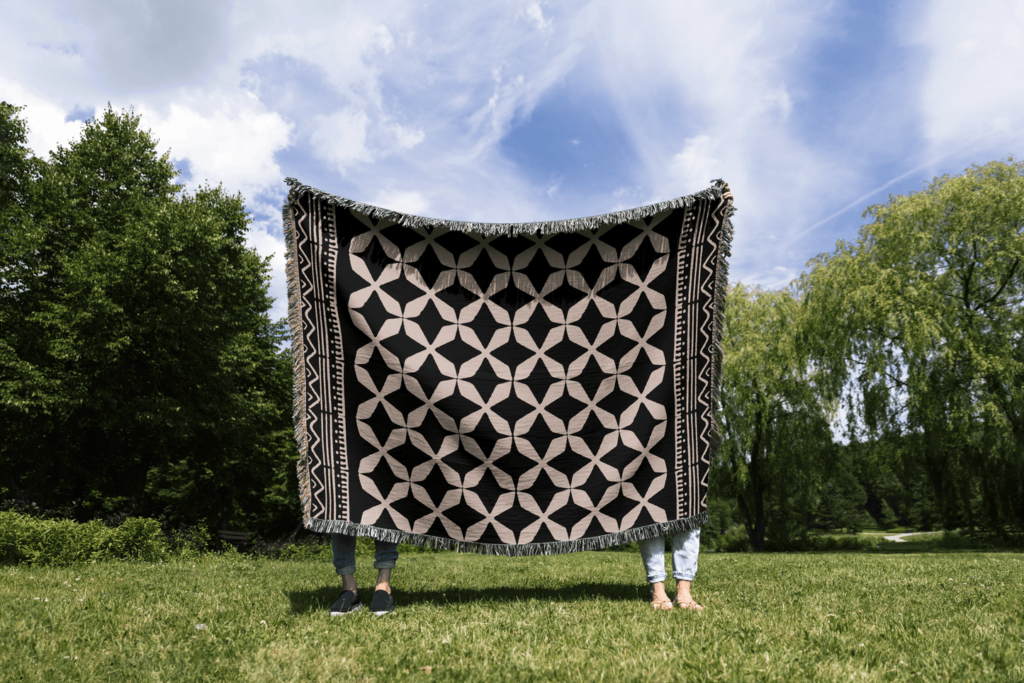 Abstract Star Motif Woven Cotton Blanket in Black and Beige