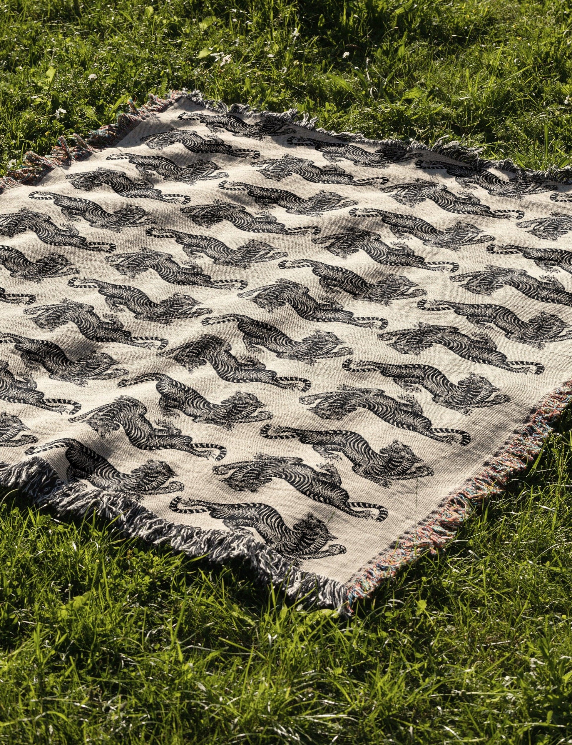 Beige And Black Vintage Tiger Woven Blankets